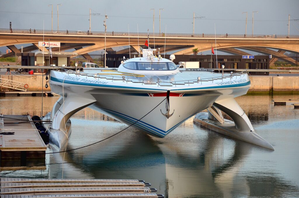 Tûranor PlanetSolar à la marina de Salé, Maroc